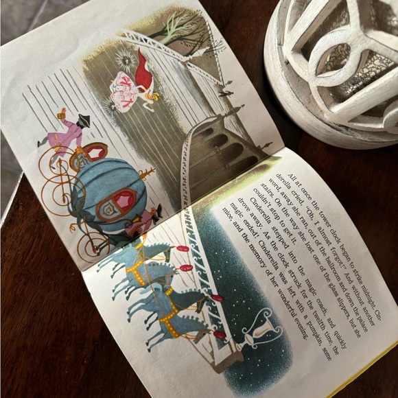 1977 Vintage Disneyland Walt Disney’s Story of Cinderella Book & Record - Picture 3 of 6